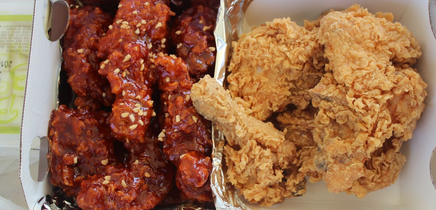 A half-and-half order. Sauced on the left, plain on the right, one box, one price.