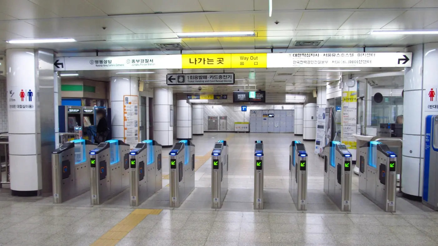 ソウル地下鉄4号線・明洞駅の改札。上には切符・カードチャージ機の方向を示す案内がある